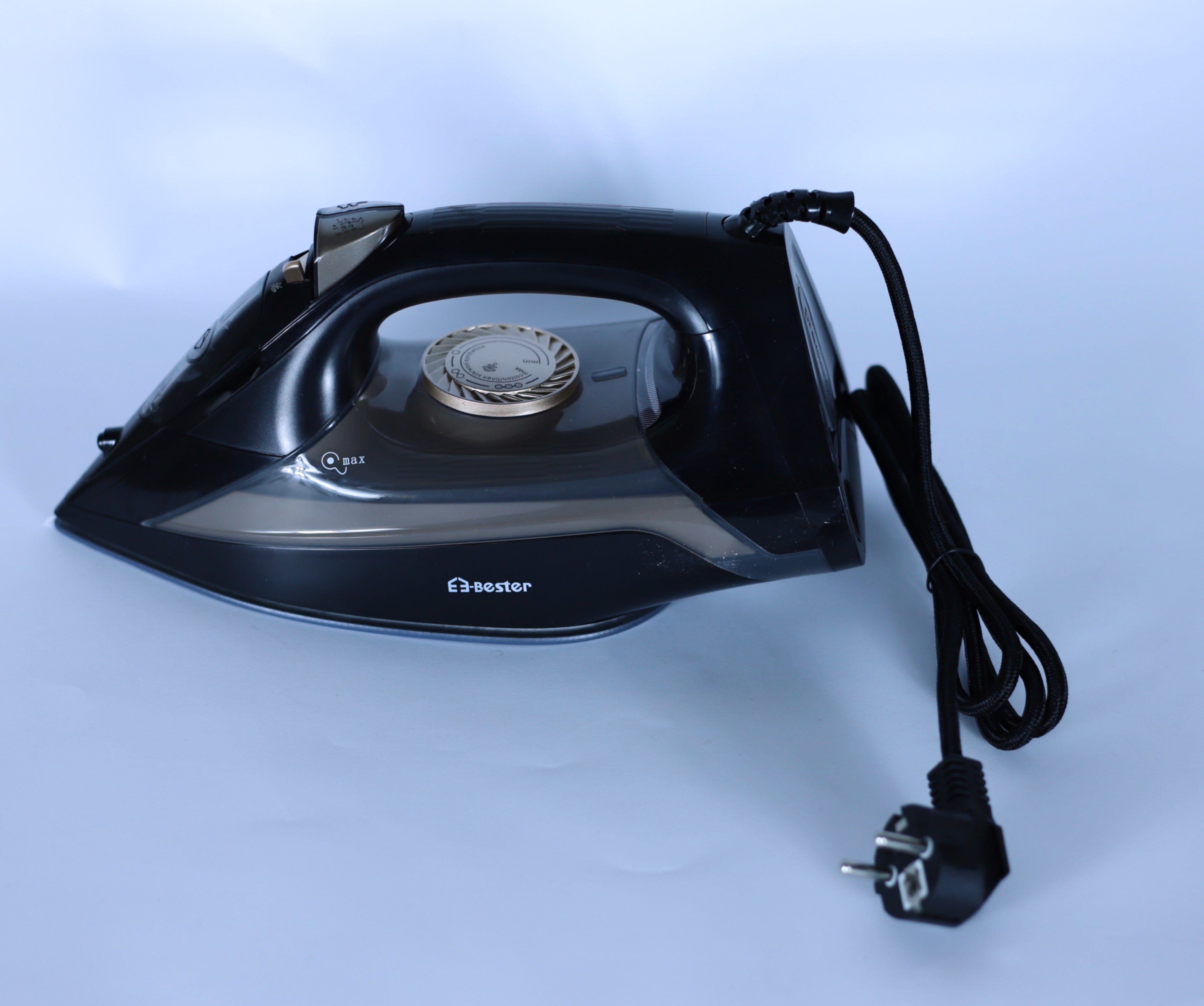 مكواة ملابس