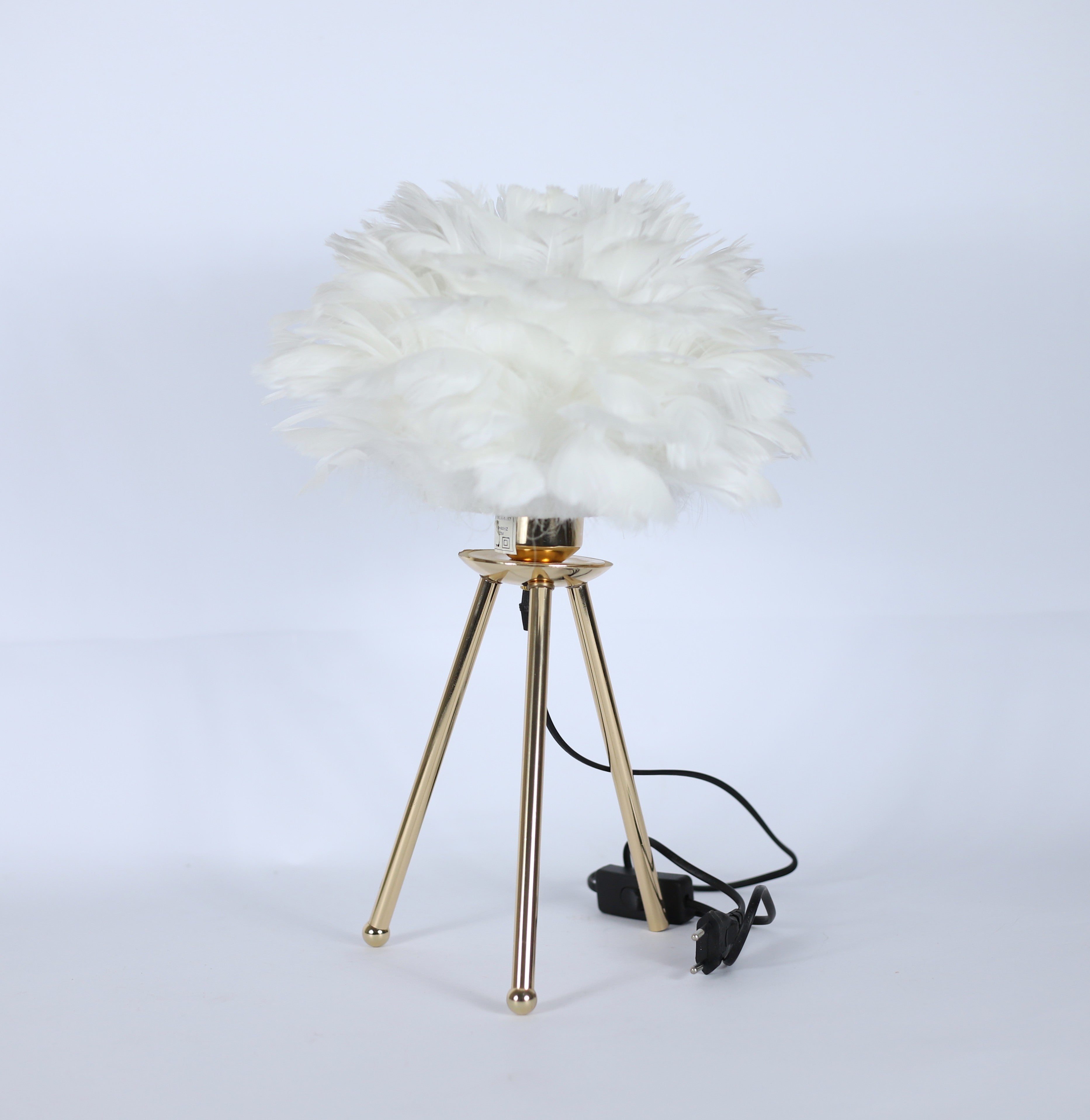 أباجورة "ترايبود مودرن" - مصباح أرضي بتصميم ثلاثي القوائم الأنيق