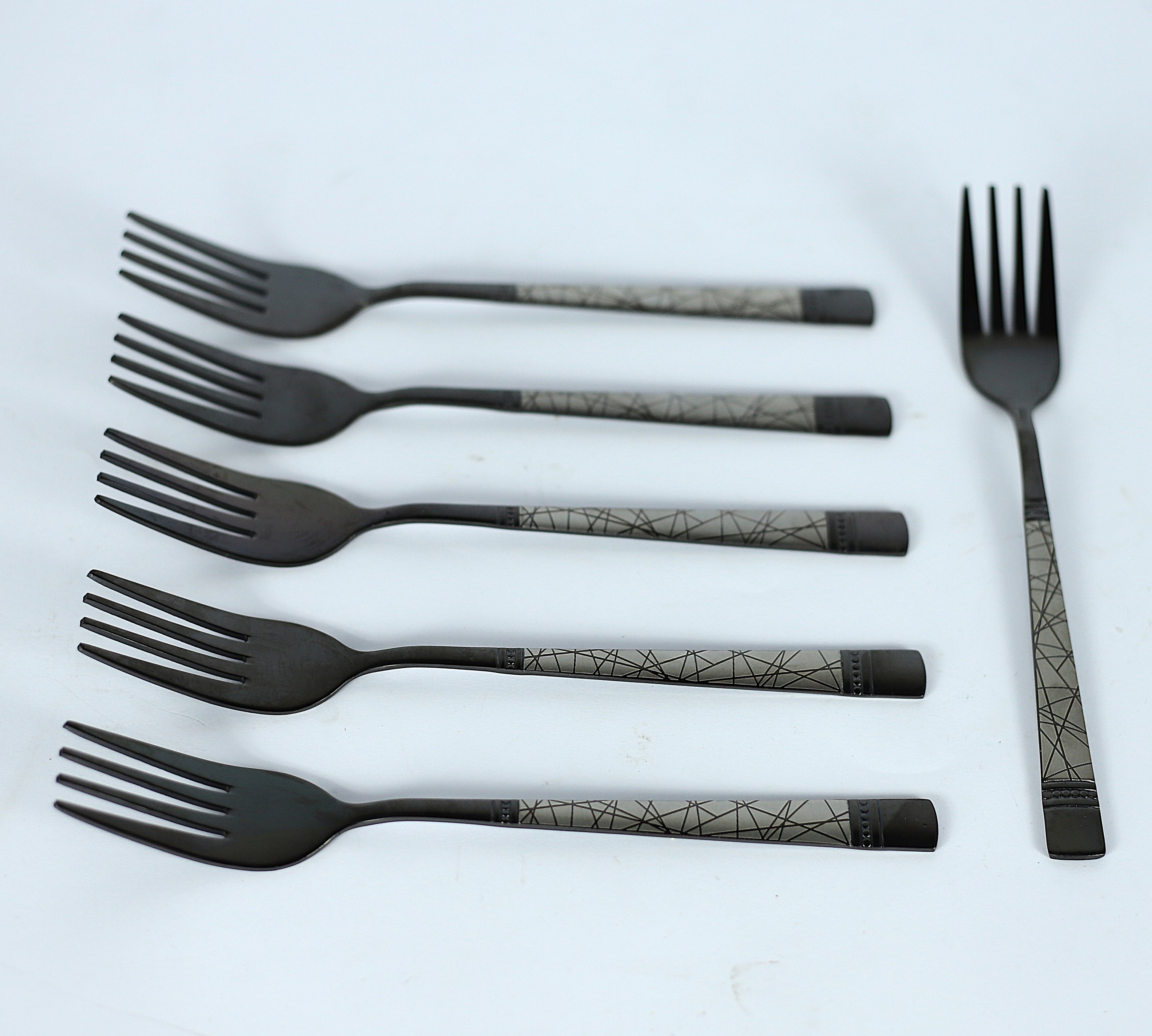 طقم "مودرن جروفز" 6 قطع - شوك كبيرة سوداء بتصميم عصري ونقشة مخططة