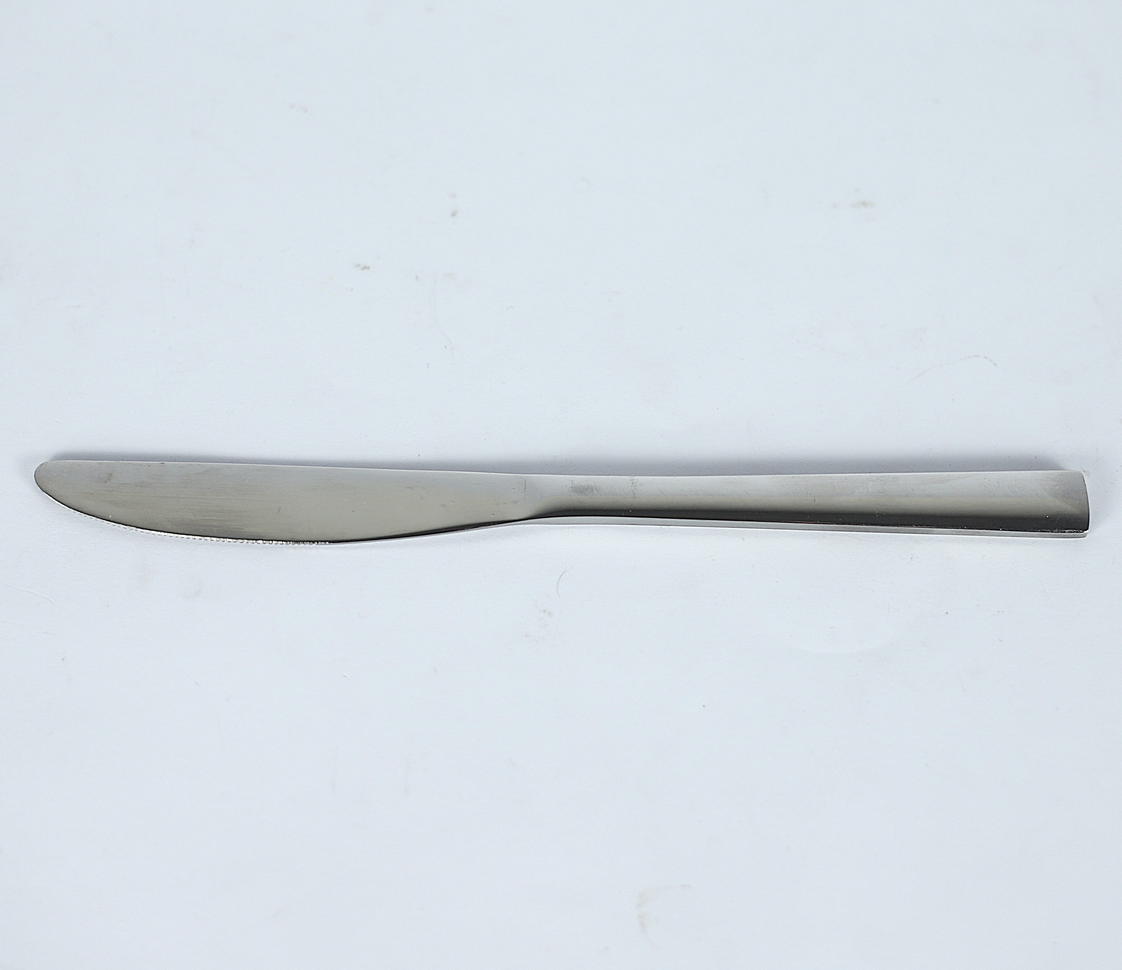 طقم معالق وشوك "سيلفر ويف" 30 قطعة - ستانلس ستيل بتصميم مضلع على حامل معدني.