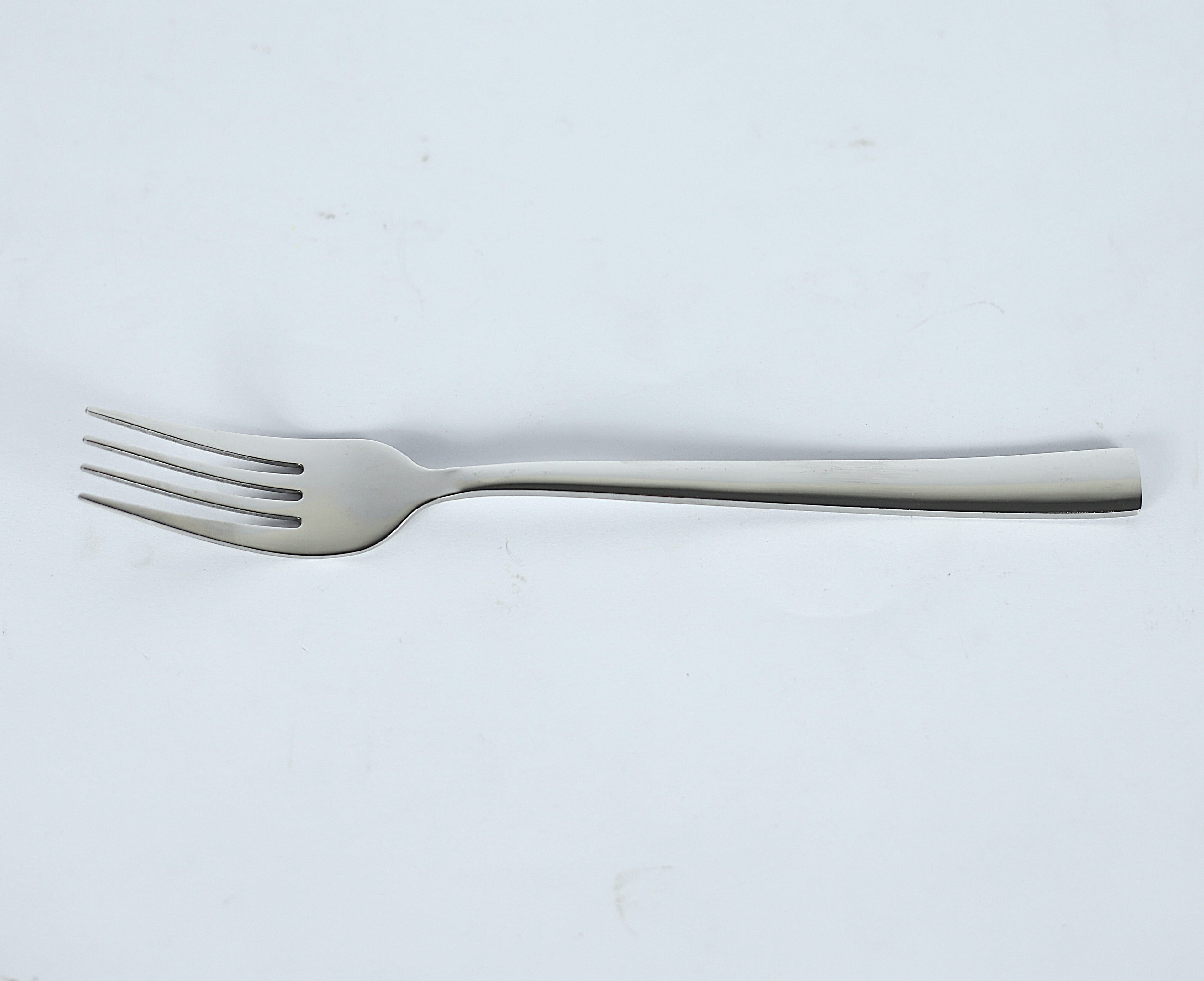 طقم معالق وشوك "سيلفر ويف" 30 قطعة - ستانلس ستيل بتصميم مضلع على حامل معدني.