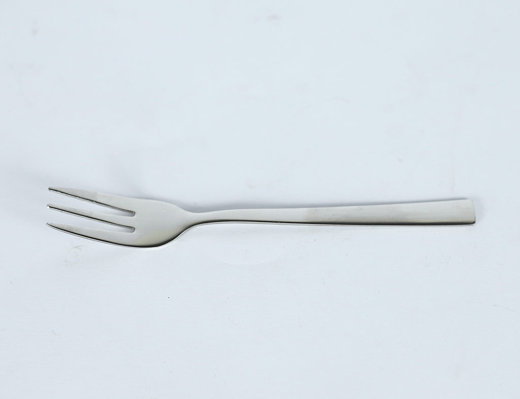 طقم معالق وشوك "سيلفر ويف" 30 قطعة - ستانلس ستيل بتصميم مضلع على حامل معدني.