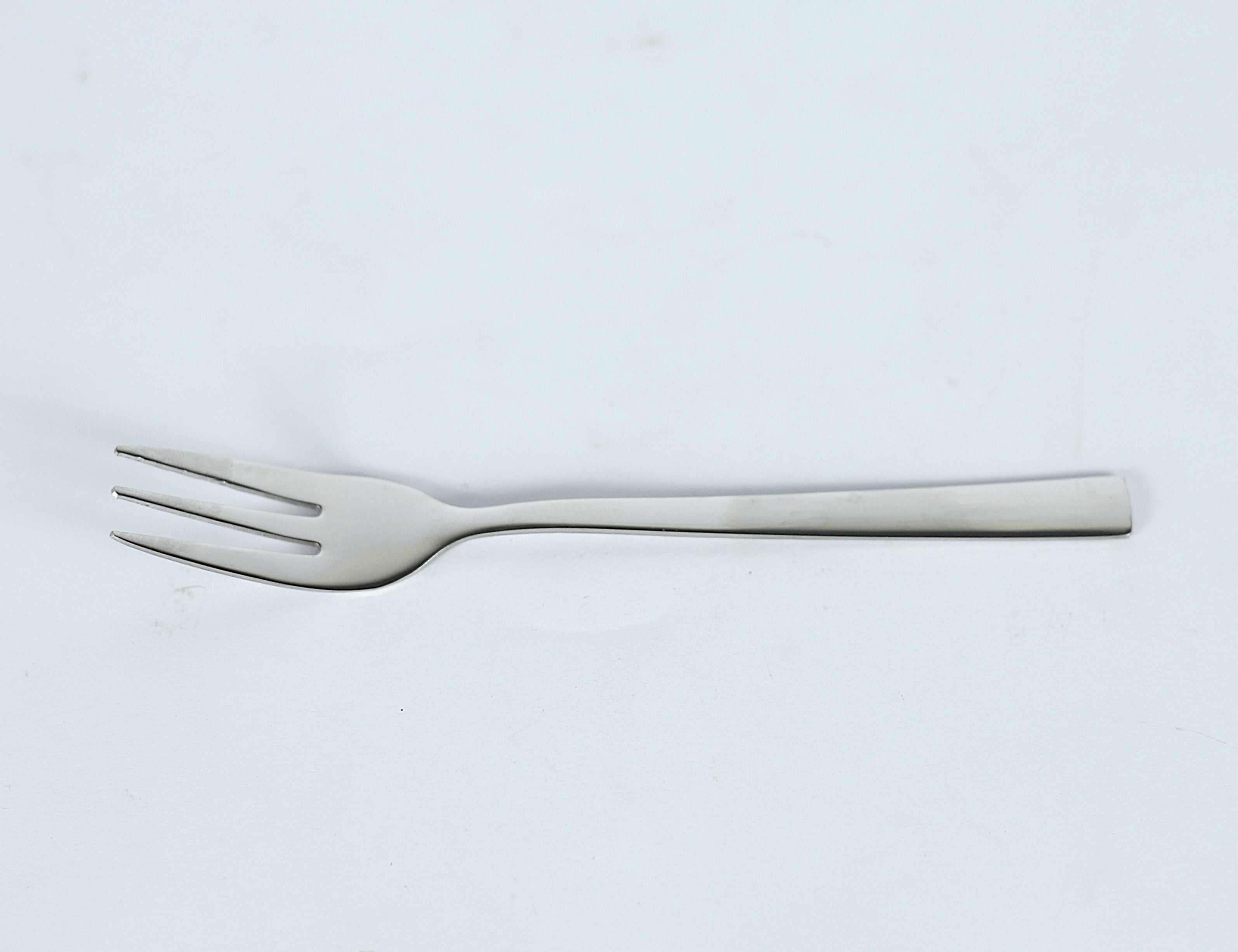 طقم معالق وشوك "سيلفر ويف" 30 قطعة - ستانلس ستيل بتصميم مضلع على حامل معدني.