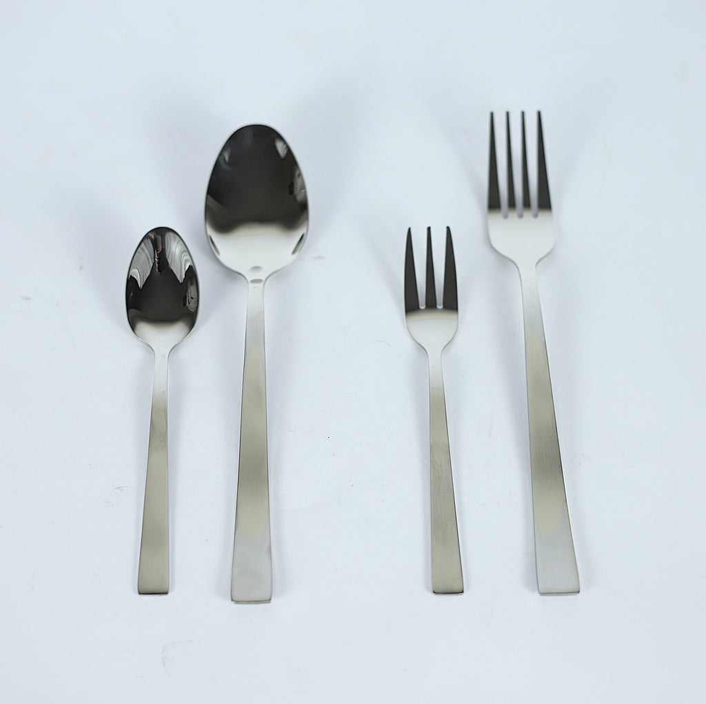 طقم معالق وشوك "سيلفر ويف" 30 قطعة - ستانلس ستيل بتصميم مضلع على حامل معدني.