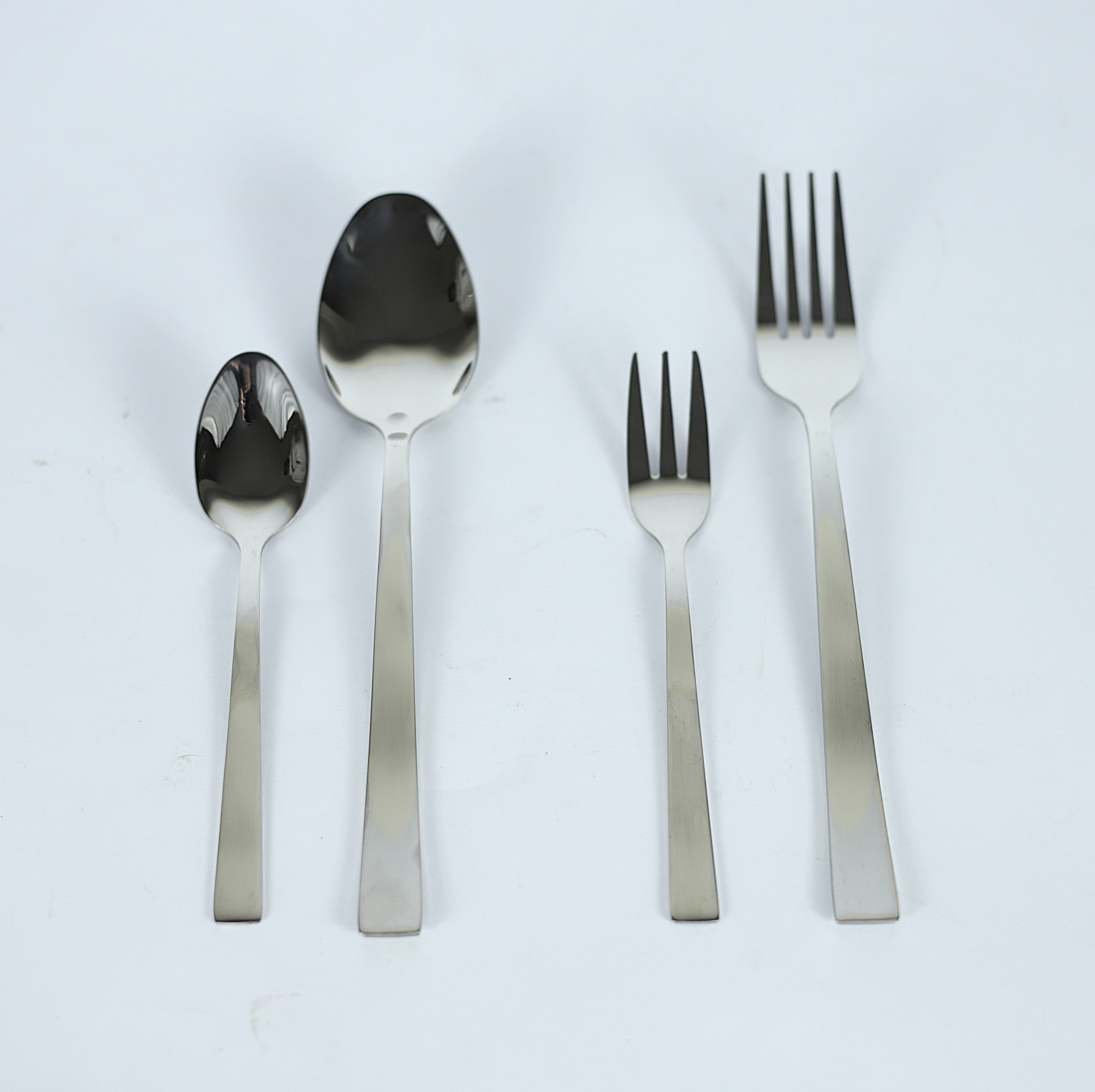 طقم معالق وشوك "سيلفر ويف" 30 قطعة - ستانلس ستيل بتصميم مضلع على حامل معدني.